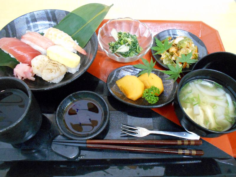 くみのき苑　もず陵南 にぎり寿司（マグロ・カニ・ほたて）！！…(^_−)−☆