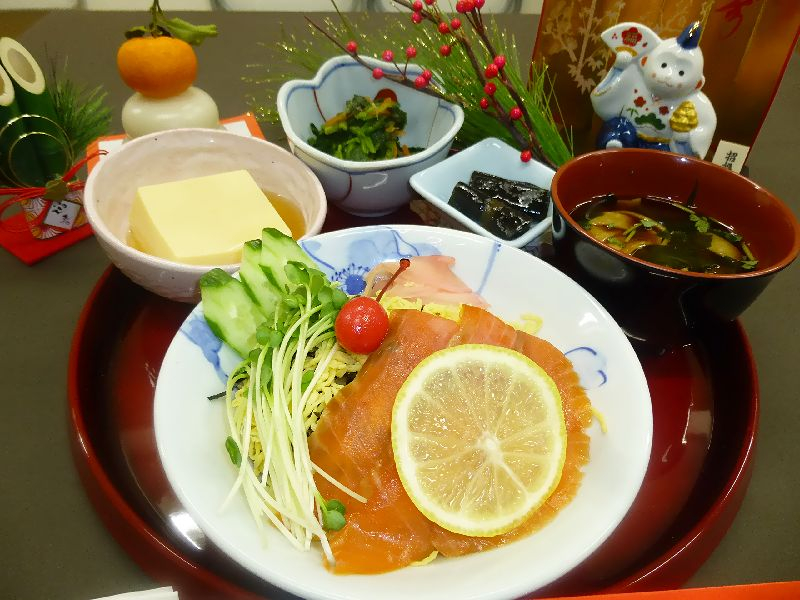 くみのき苑堺北　お正月料理２日目　サーモンの散らし寿司　