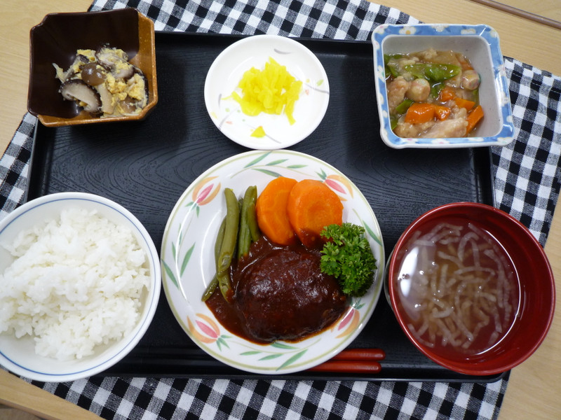 くみのき苑ゆらら　煮込ハンバーグ