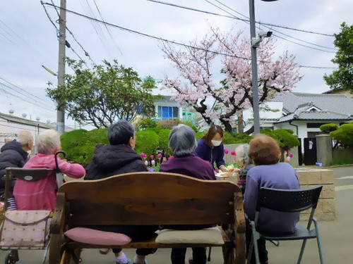 桜を愛でながら、ご利用者様と茶話会を楽しむ…(^_−)−☆